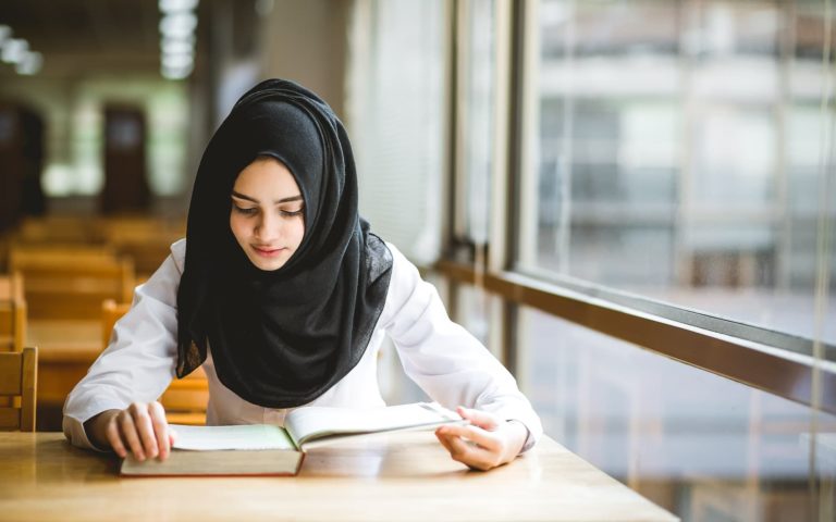 Muslim-girl-student-studying-at-the-library